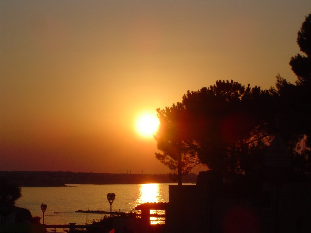 Tramonto Lungomare Bisceglie - Vista Anfiteatro (2008) by FABIUSCORE