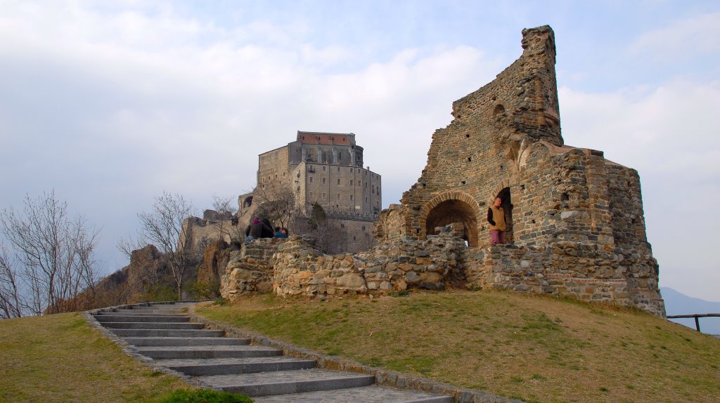 Cimitero dei frati e sullo sfondo la sacra di S. Michele by marco 62