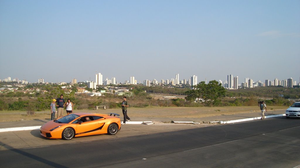 Lamborghini e Cuiabá ao fundo by Frank A. Fraporti