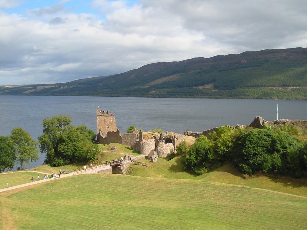 Urqhqrt Castle, Loch Ness by perhy