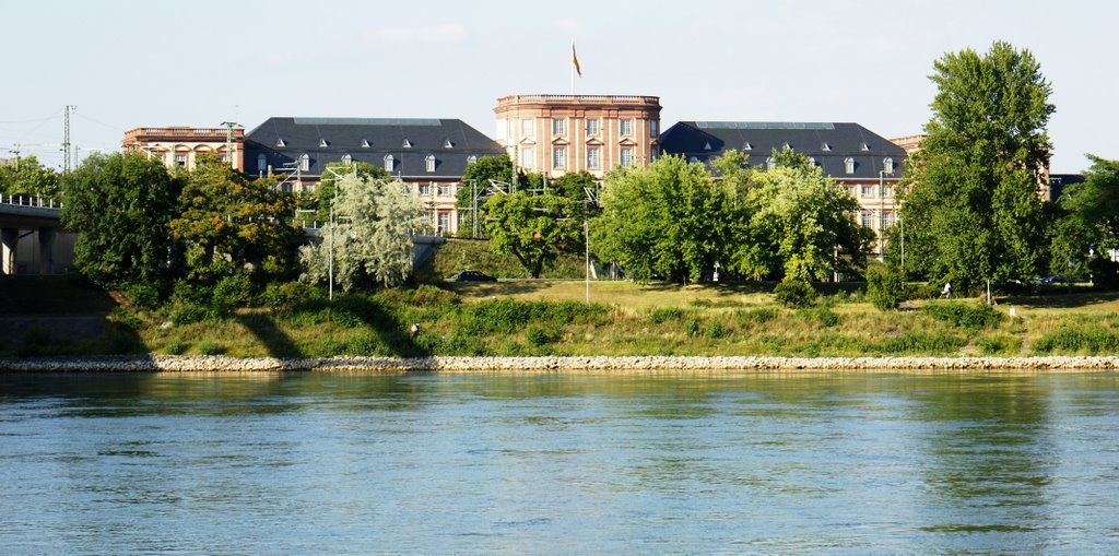 Mannheim castle-university seen from Ludwigshafen by andreisss