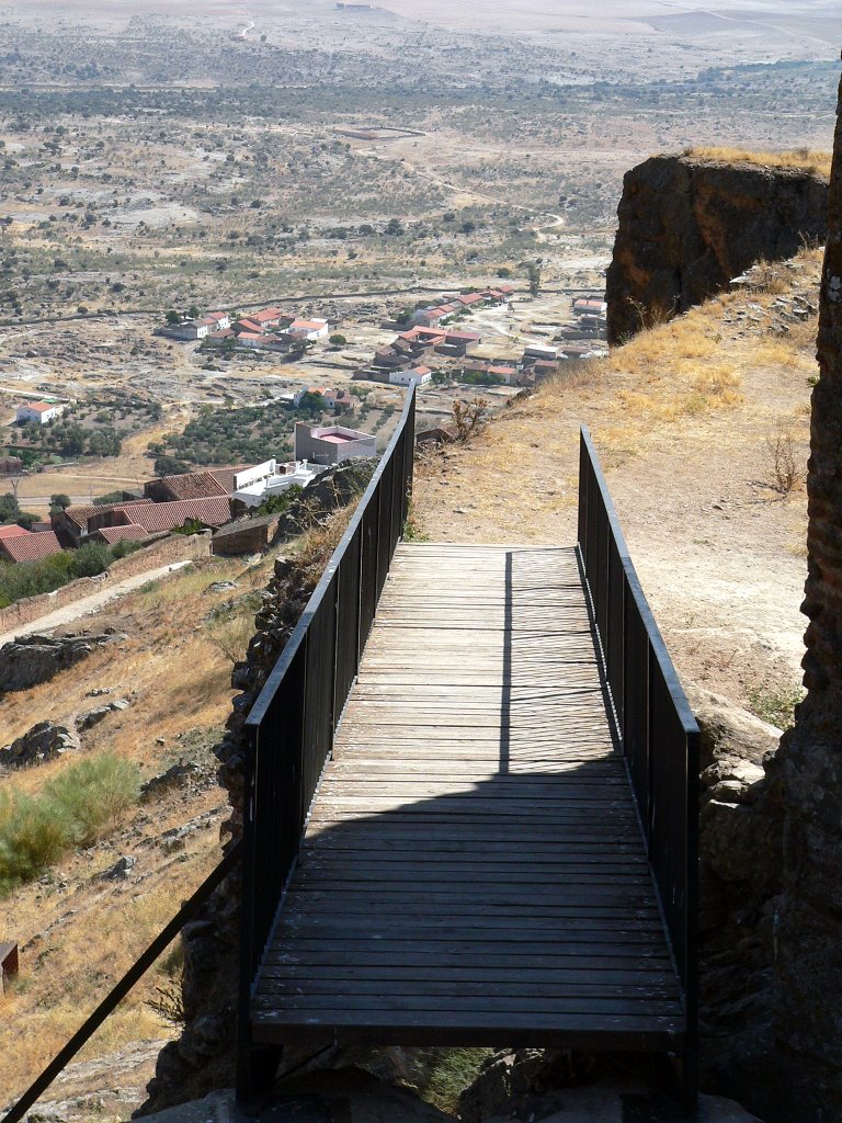 Se trata de una fortificación de triple recinto en cuyos cimientos se aprecian los sillares ciclópeos de la construcción romana, en primer plano pasalela de acceso hacia el Castillo. by Jose Luis hernandez …