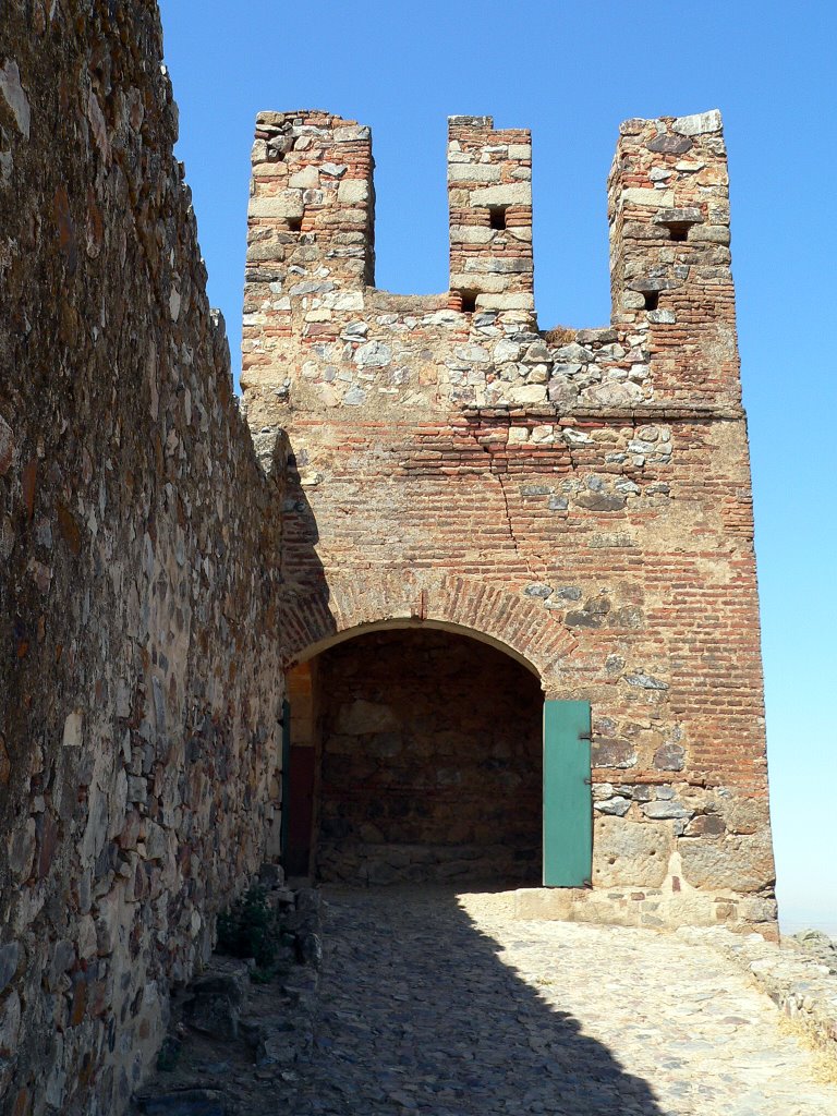 Se trata de una fortificación de triple recinto en cuyos cimientos se aprecian los sillares ciclópeos de la construcción romana. by Jose Luis hernandez Zurdo