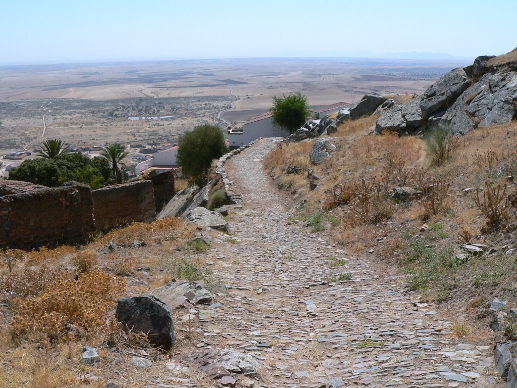 El emplazamiento del castillo de Magacela fue un importante enclave defensivo desde tiempos remotos. Al primer asentamiento celta le siguió otro romano, y según algunos aquí murió Viriato. by Jose Luis hernandez Zurdo