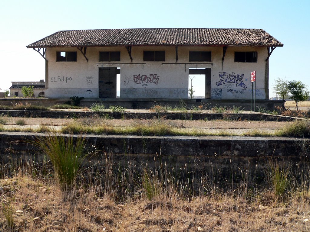 Estación del antiguo tren que nunca existió, construida la vía Férrea en el año 1936, realización de un estudio de viabilidad en el 64 por orden de los Ministros de Franco y desestimado después por inviable en base al estudio realizado por los Americanos, hasta nuestros días en que la Ministra de Medio Ambiente Cristina Narbona lo convirtió en la actual vía verde. by Jose Luis hernandez …