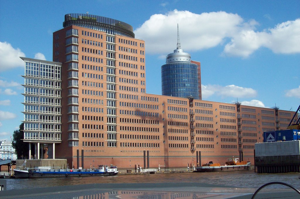 Einfahrt in die Speicherstadt by Clauno