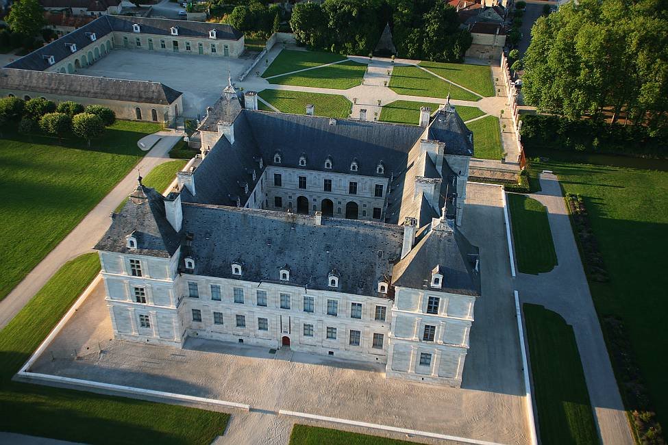 Chateau d'Ancy le Franc en vue aérienne by lechenet