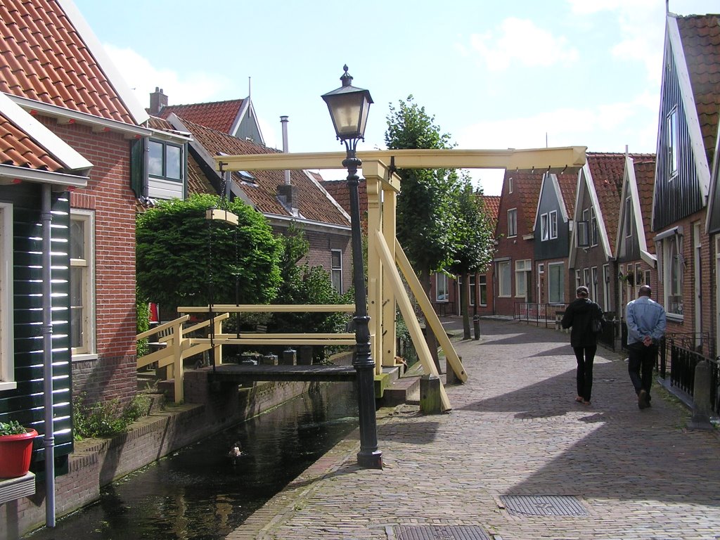 Volendam small streets by testcees