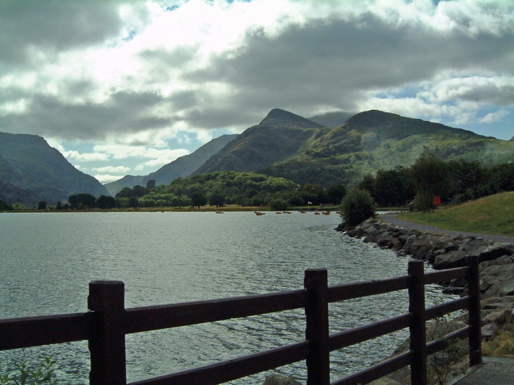 Llanberis looking towards the castle by © KennyW