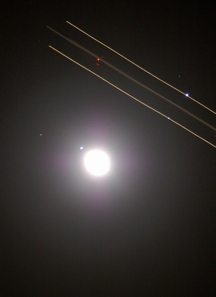 Saturn near the moon and stripes from the airlines by Klaus Wißkirchen