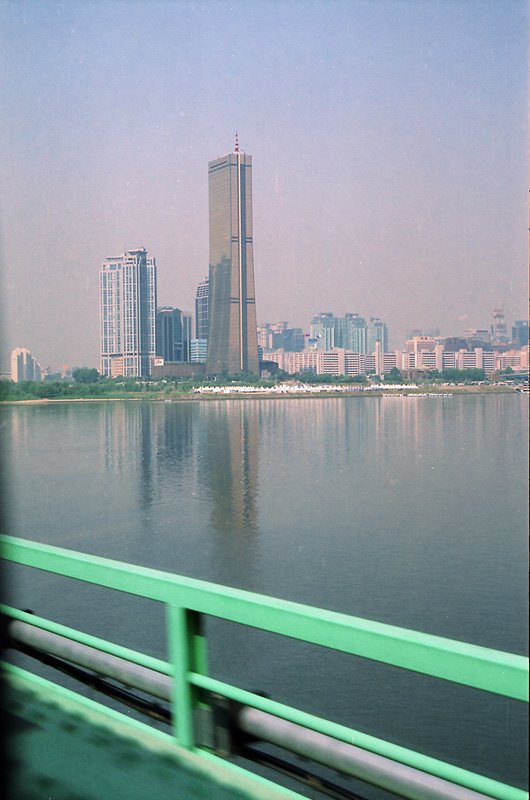 한강철교에서 바라본 63빌딩(a view of 63 Building from the Han-gang railway bridge) by Yunhyok Choi