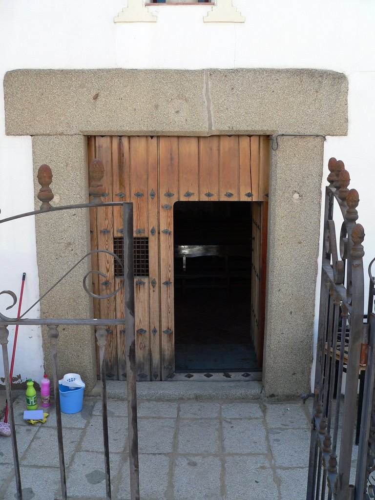 Puerta pincipal de la Ermita de la Virgen de las Angustias, sencilla pero cuidada obra barroca del siglo XVIII. by Jose Luis hernandez …