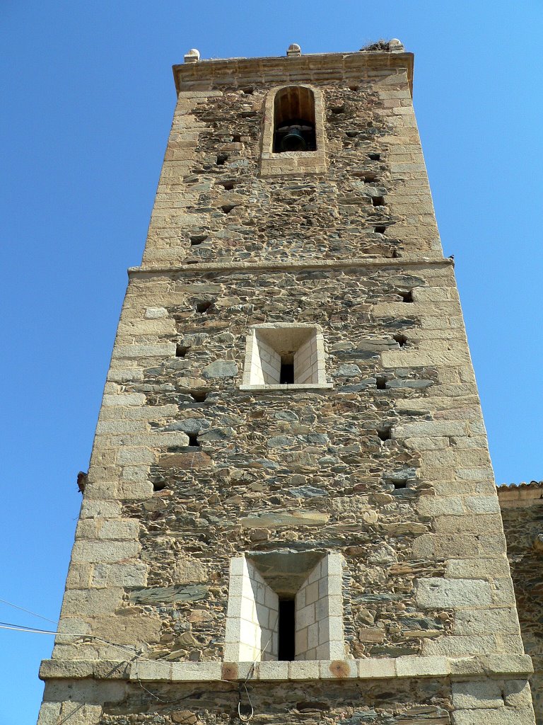 Torre de la Iglesia de San Juan Bautista (Siglo XVI), edificio de bella factura en cuyo exterior destaca la airosa torre campanario. Del contenido artístico que alberga la iglesia destaca el retablo mayor, obra plateresca con pinturas barrocas sobre tabla del siglo XVII. by Jose Luis hernandez …