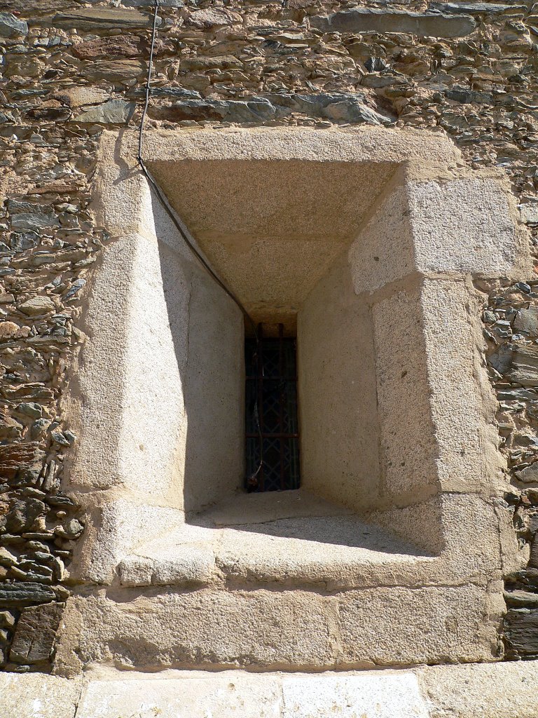 Ventana de la Torre de la Iglesia de San Juan Bautista (Siglo XVI), edificio de bella factura en cuyo exterior destaca la airosa torre campanario. Del contenido artístico que alberga la iglesia destaca el retablo mayor, obra plateresca con pinturas barrocas sobre tabla del siglo XVII. by Jose Luis hernandez …