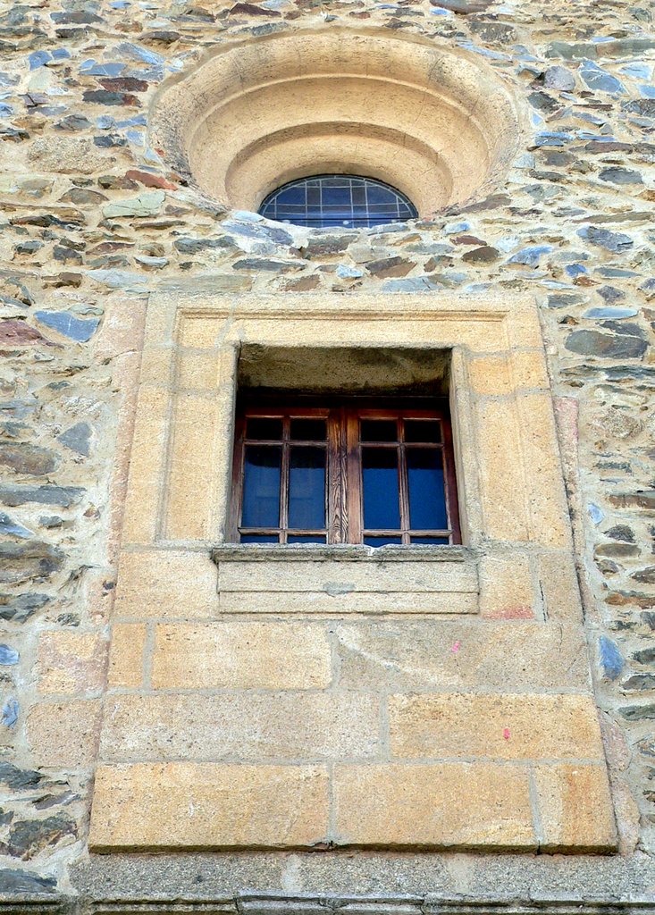 Fachada de la Iglesia de San Juan Bautista (Siglo XVI), edificio de bella factura en cuyo exterior destaca la airosa torre campanario. Del contenido artístico que alberga la iglesia destaca el retablo mayor, obra plateresca con pinturas barrocas sobre tabla del siglo XVII. by Jose Luis hernandez …