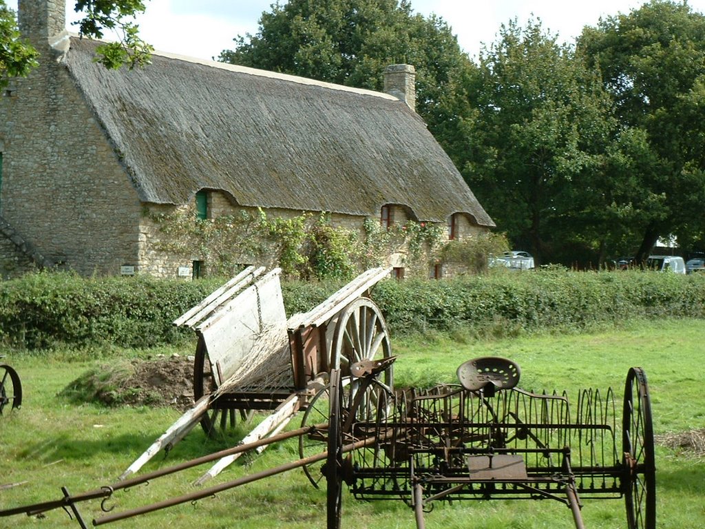 La Chaumière et ses Outils Agricoles à Kerhinet, Saint Lyphard. by J.Hache