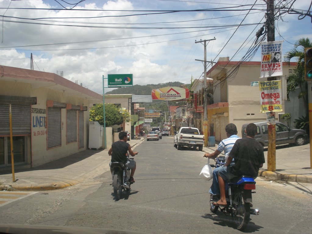 Bajando Por La Calle El Carmen by Nelson Fernandez