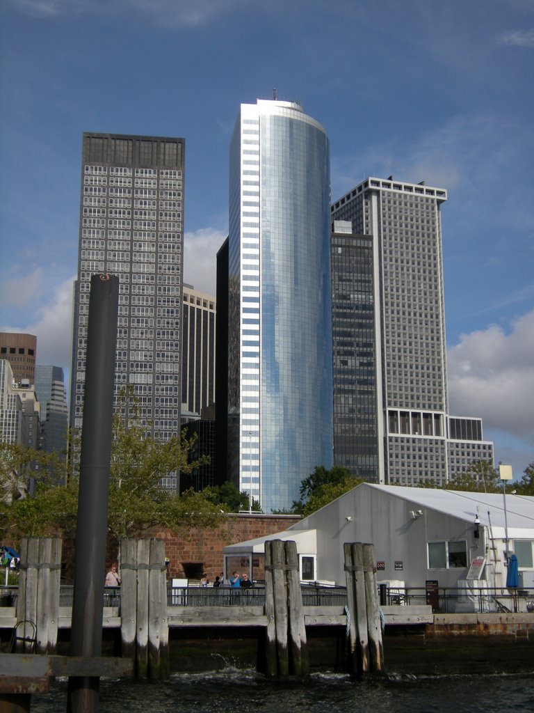 Castle Clinton @ Battery Park; One Battery Park Plaza Building (L); 17 State Street w/ curved facade (M), and One State Street Office Bldg (R) - August 2008 by Armando A