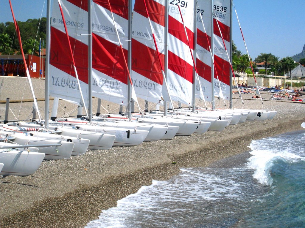 Katamarane am Strand by Fred Schwister