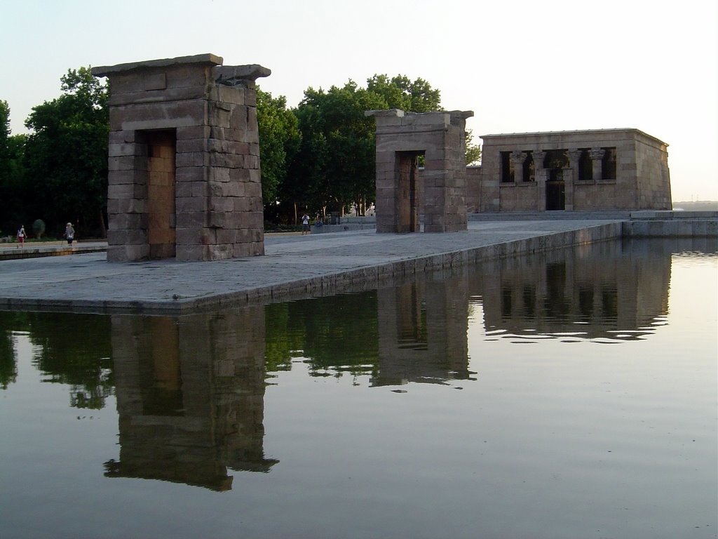 ESPAÑA Templo Egipcio de Debod, Madrid by Talavan