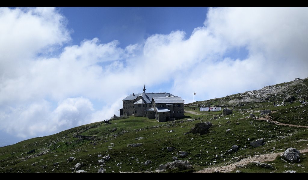 Il Rifugio Bolzano - Schlernhaus (2450 m.) by corby_it