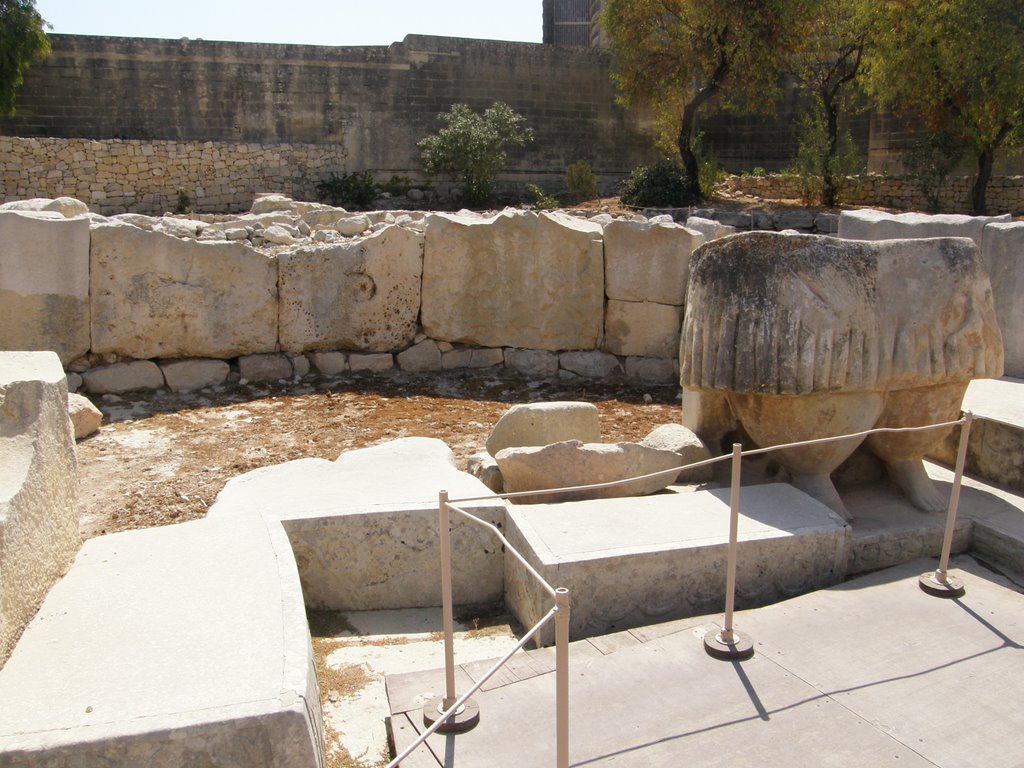 First court of the South Temple with the statue of the goddess by Luís Seixas