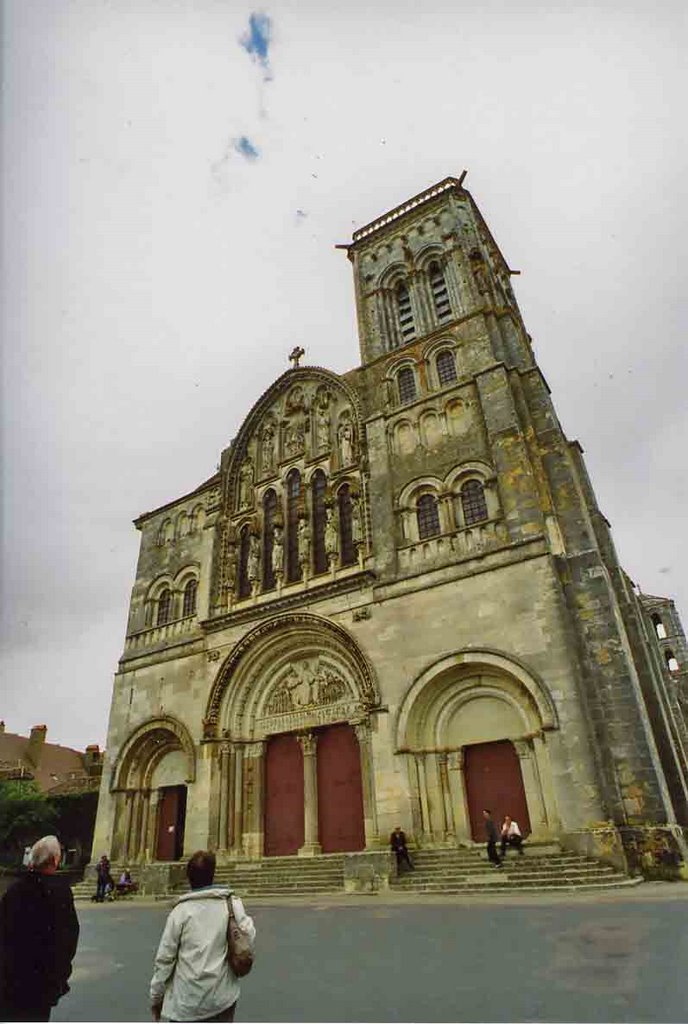 La façade de la Basilique by Jean-Louis DROUZY