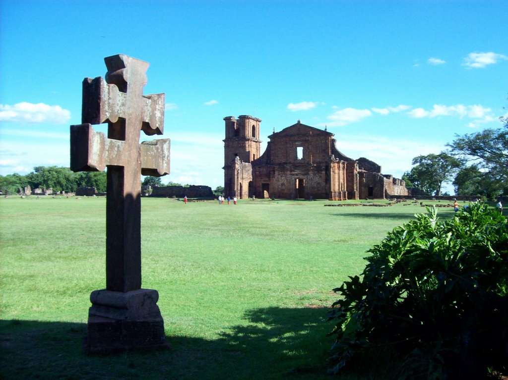 Curz Missioneira e ao fundo as Ruínas da Catedral de S Miguel by luka.san