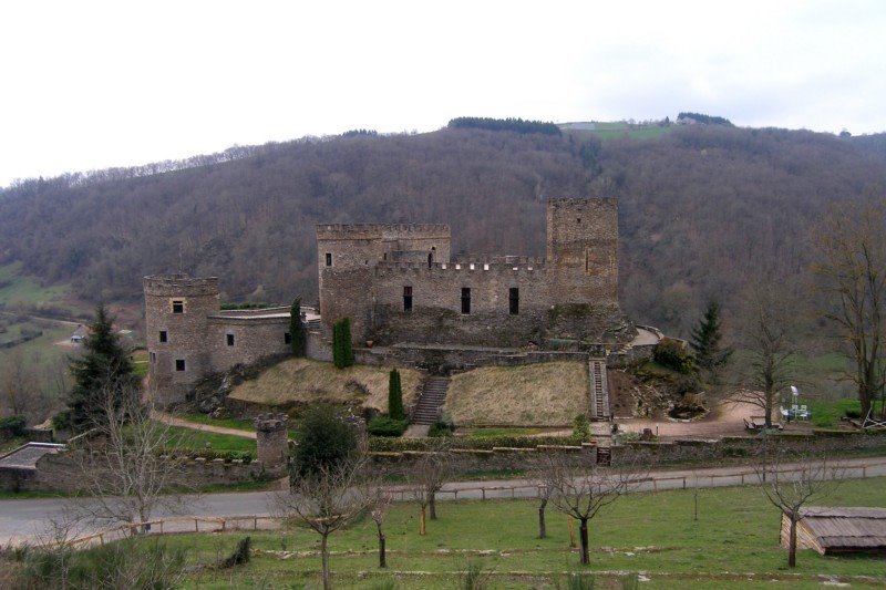 Chateau de Chouvigny by slyeb