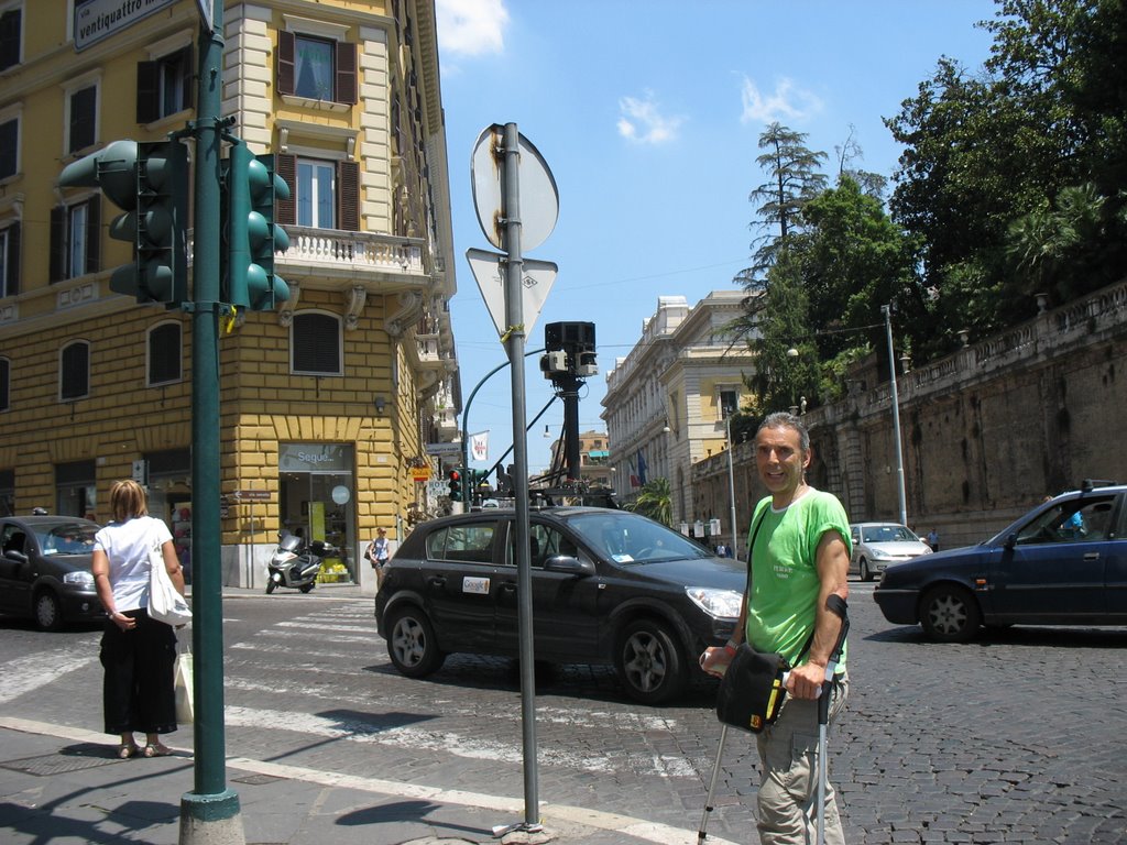 Vehiculo de google earth fotografiando Roma !!!!saliendo de via 24 Magglio by Manuel Martin Sabor