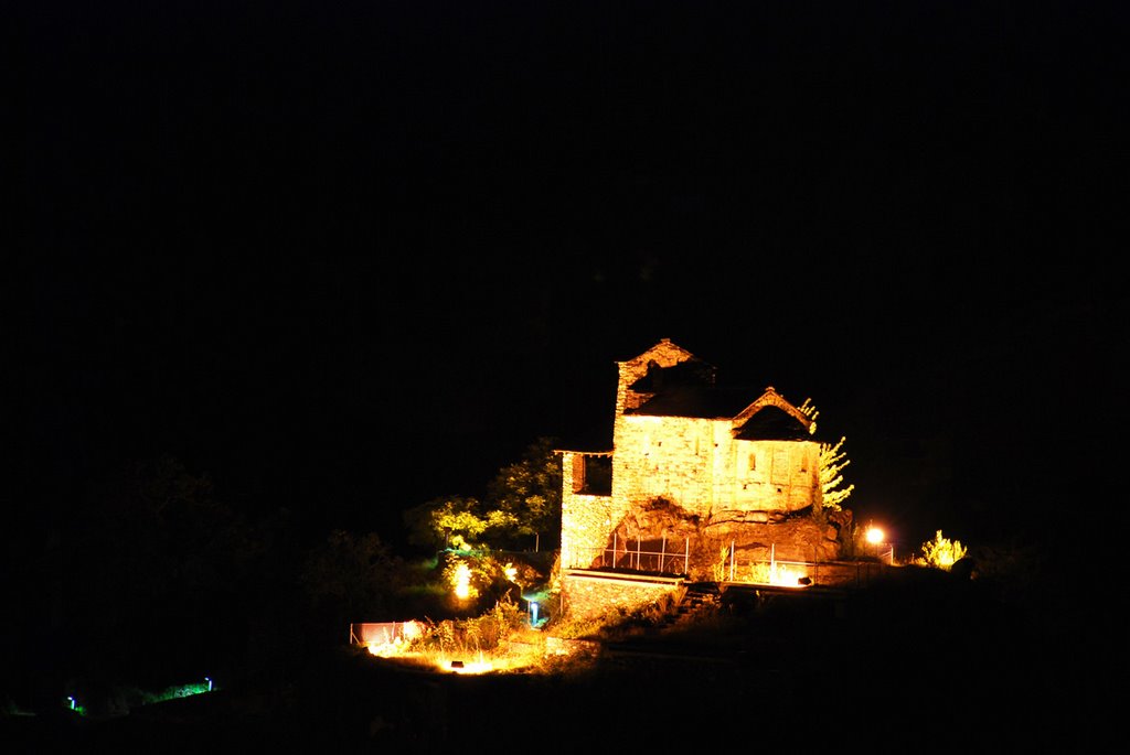 Vista nocturna de la iglesia de San Romà de Les Bons by cperalta