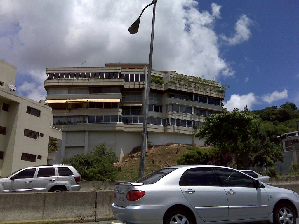 Residencias Sarquí, vista desde la autopista by Mario Davila