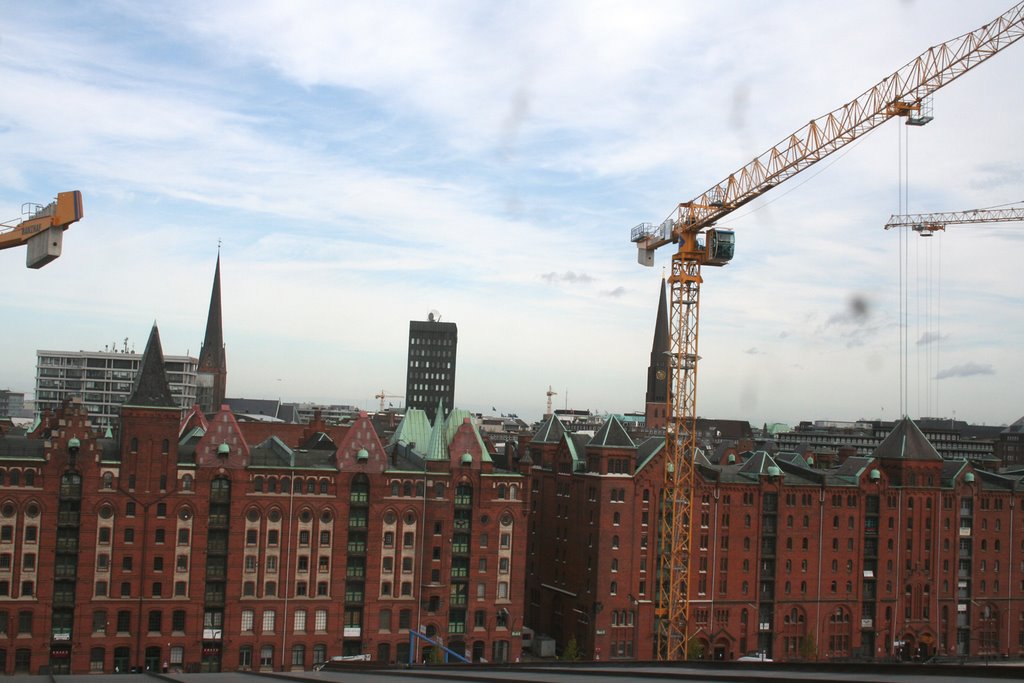 Blick vom Marit. Museum 10. Stock zum Spiegel-Haus, Petri- und Jacobi-Kirche by picotuna