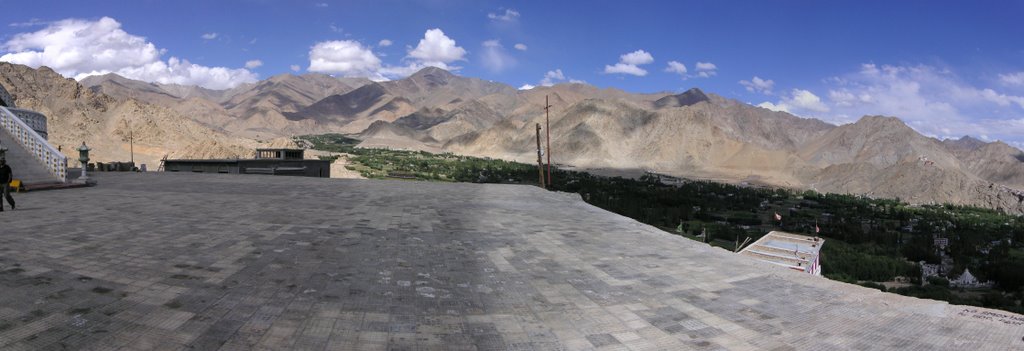 Blick von Shanti Stupa auf Leh by Rene Soukup