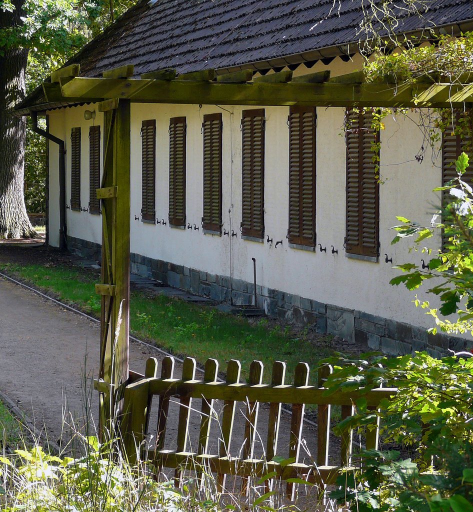 Haus Bogensee (ehemaliges Landhaus Goebbels), nördlicher Seitenflügel by christine.www