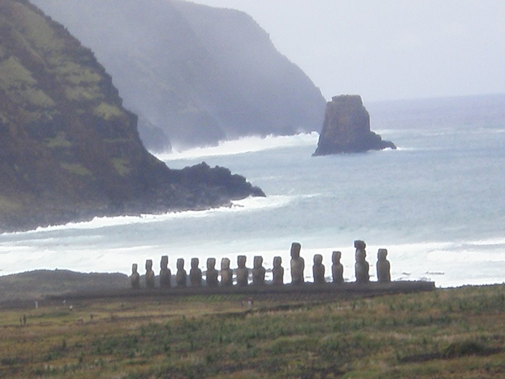 Ahu tongariki, cerca de volcan rano raraku by redij