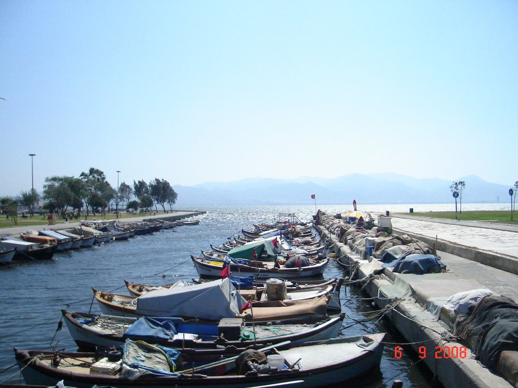 Bostanlı deresi deniz kucaklaşması ve tekneler by M. RAGO