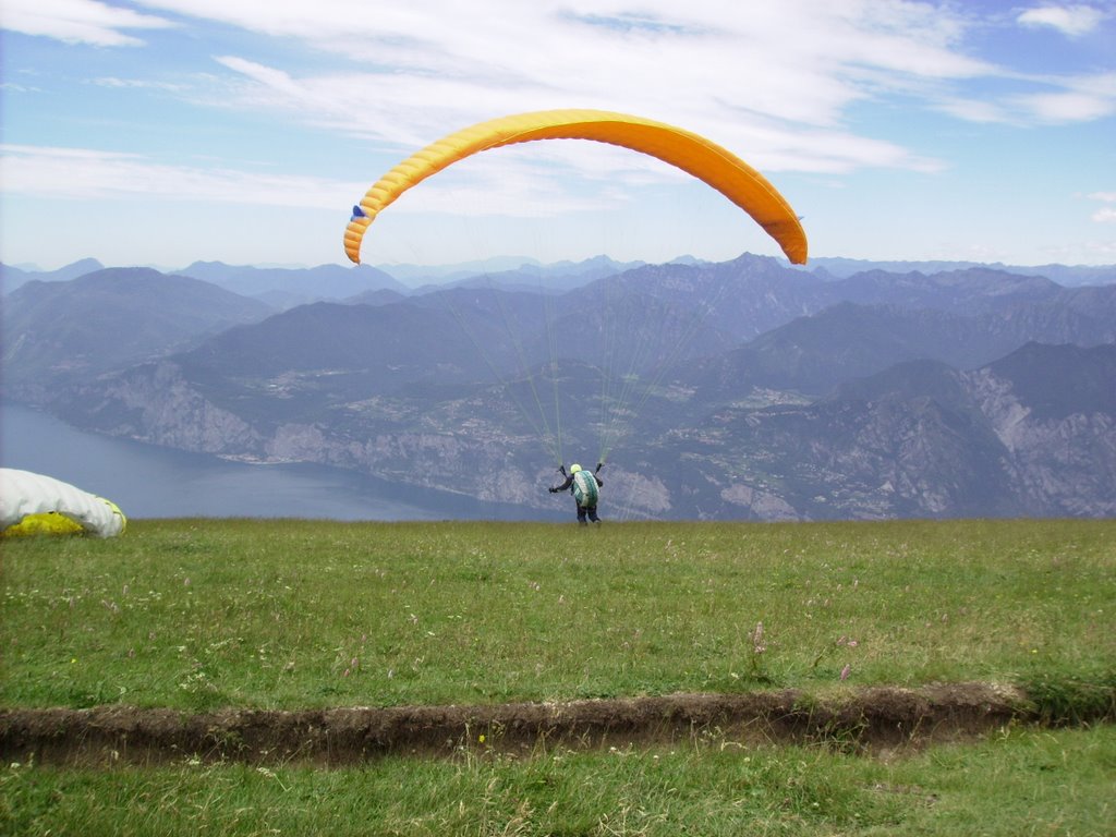 Parapendio dal monte Baldo by Gabriele Corrain