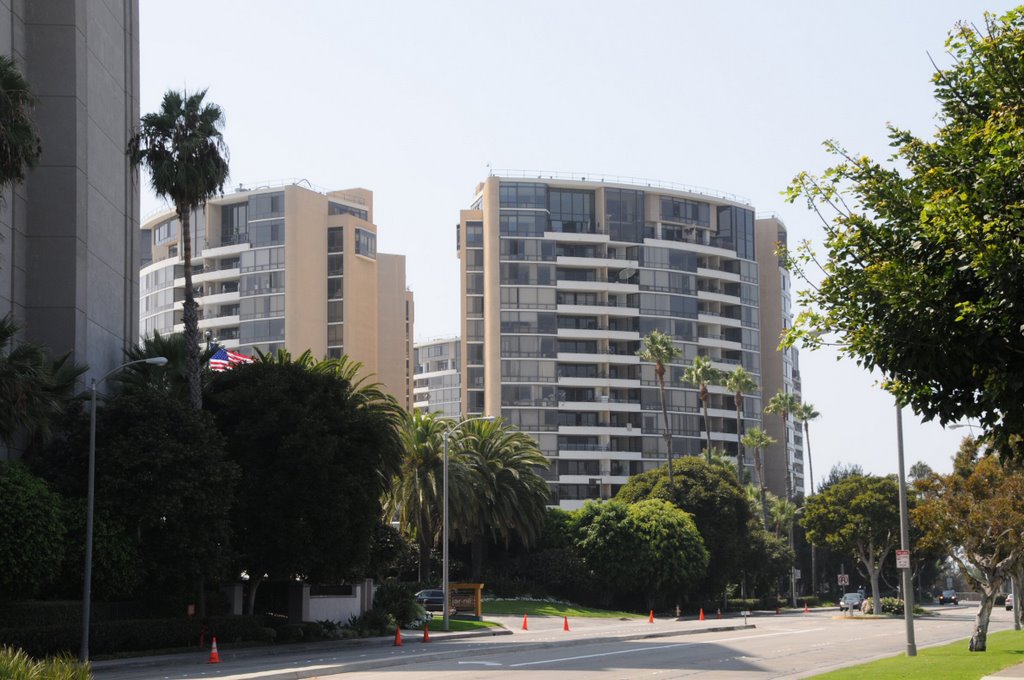 Marina City Club Towers :: Where L.A. young, sexy, single and horny frolicked in the 70's... They still frolick... Viagra! Yesss! by SoCal-o-Rama