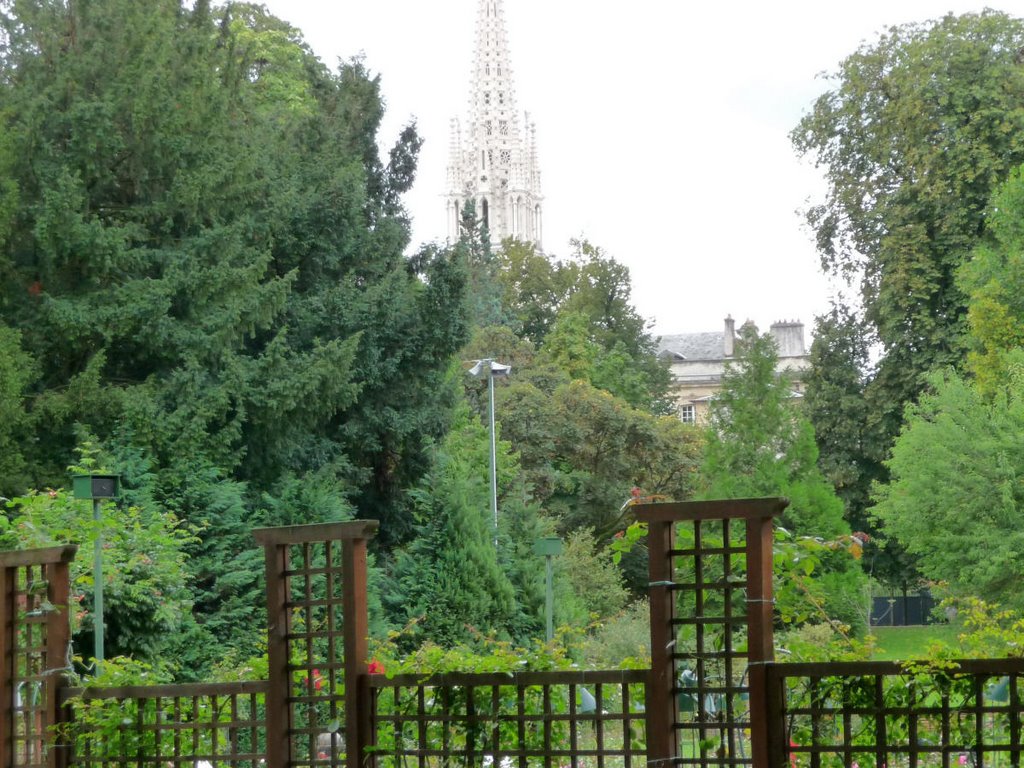 Roseraie et flèche basilique Saint Epvre by ZykZak