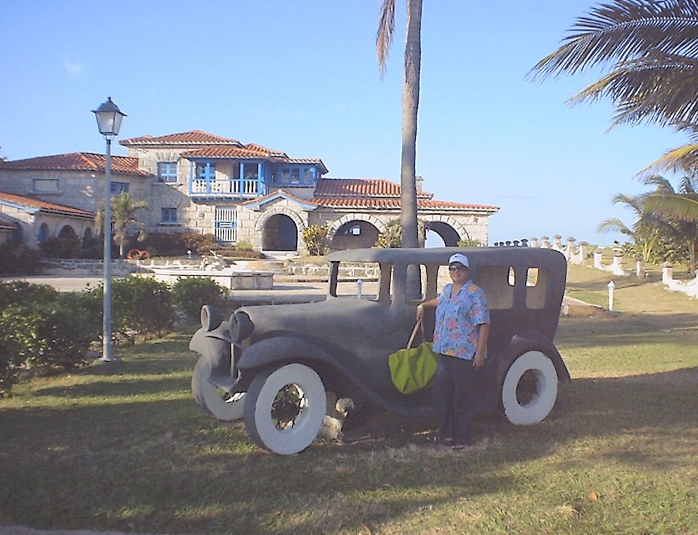 Restaurant Al Capone y su carro, Varadero Cuba 2005 by Mario A. Leon Q.