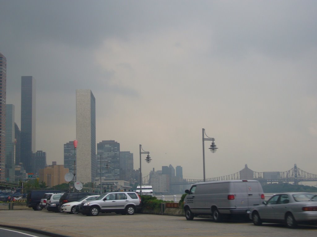 New York, United Nations Building and Queensboro Bridge from the FDR (15.08.2008) by Bogdan Tapu