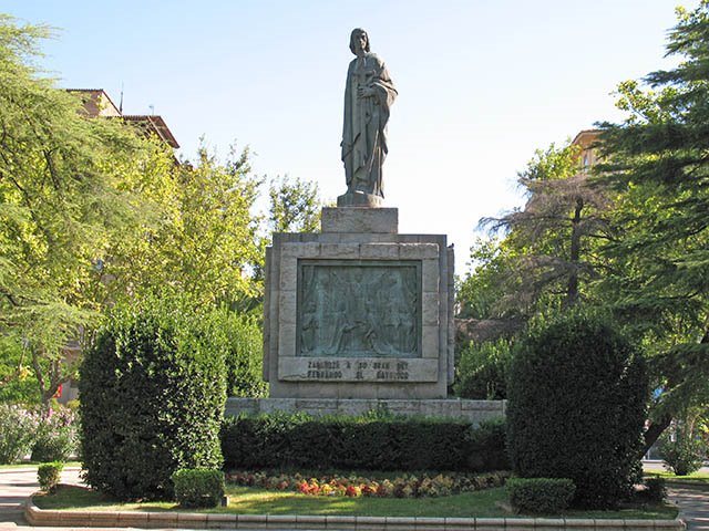 Monumento a Fernando el Católico by Víctor Cespón