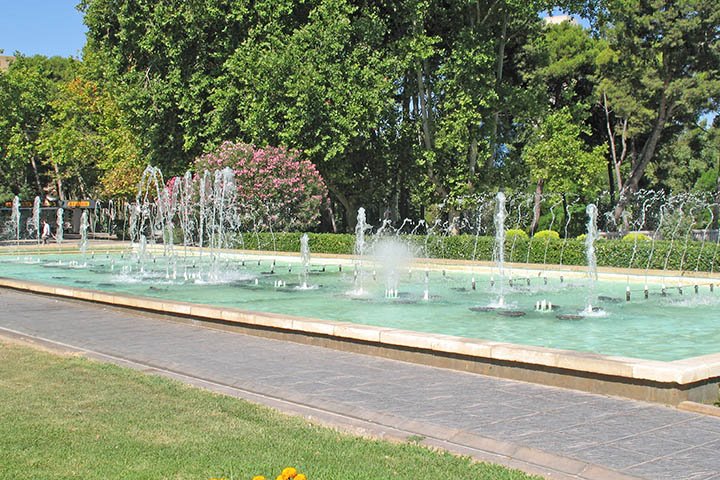 Fuente en Paseo de San Sebastián by Victor Cespón