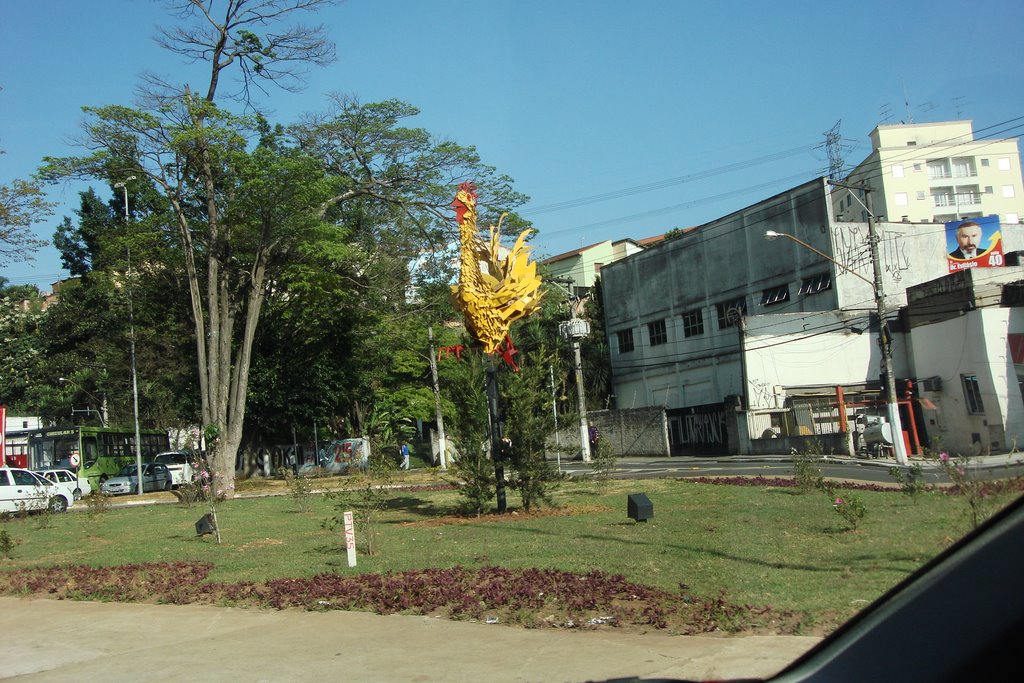 Escultura do Galo - Cruzamento da R. Cedrolândia x Av. Intercontinental - (Set./08) by J. Gustavo Marques da Silva