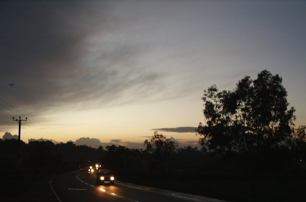 Dawn, Malabe-Godagama road between Arangala & Pore by vinodm