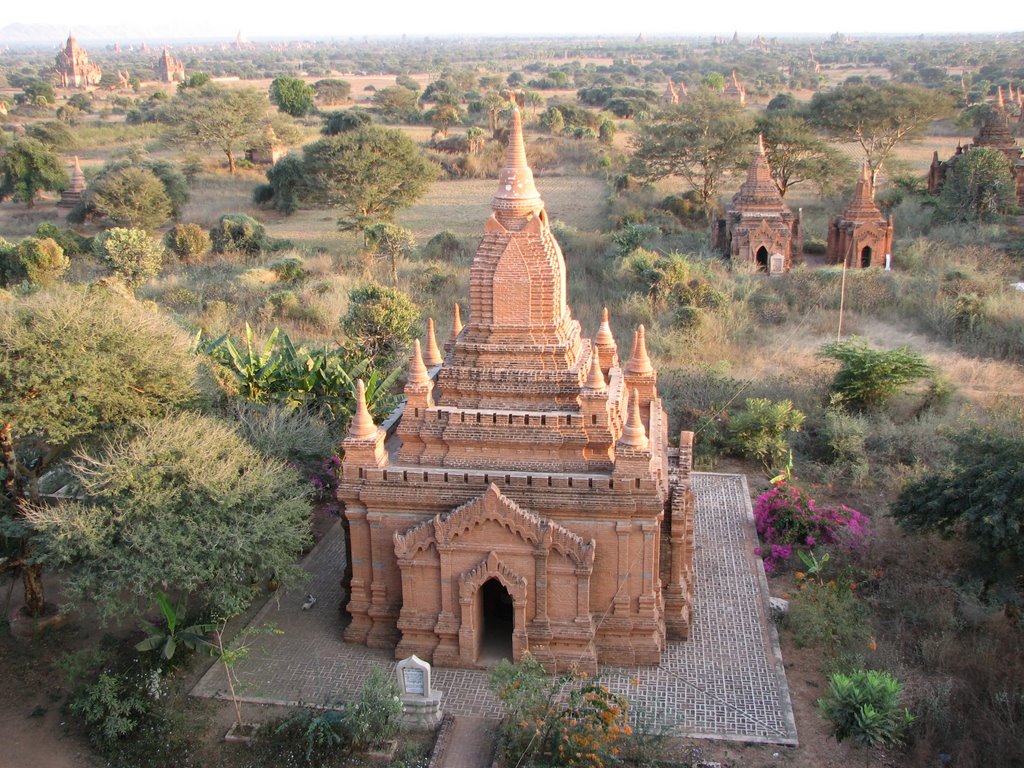 Temple near Dhamma-yan-gyi Pahto by dennislad