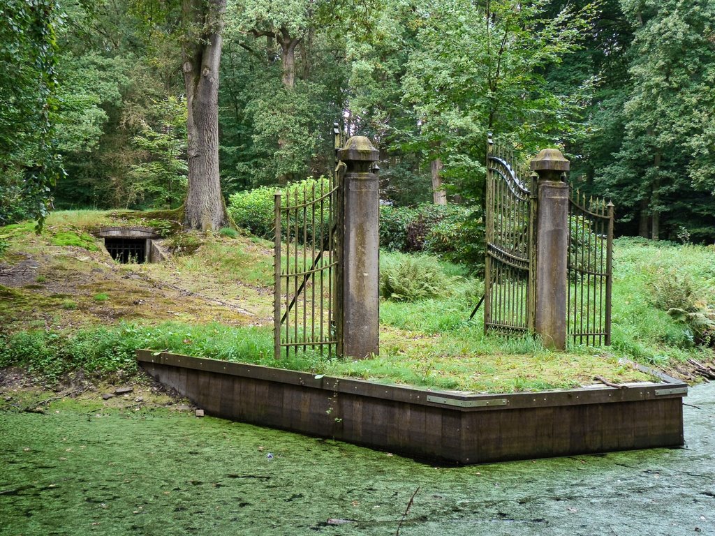 Grafeiland, Stadspark De Warande, Helmond (Sepulchral island with family-vault) by uaf