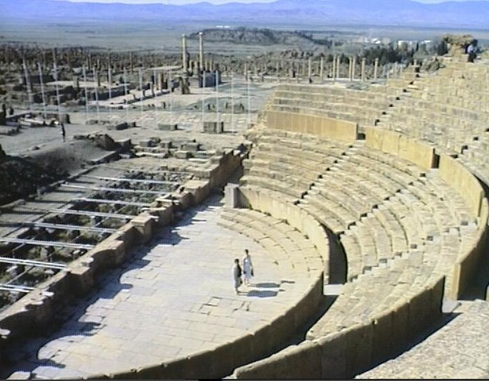 Timgad: l'amphithéâtre by Carré