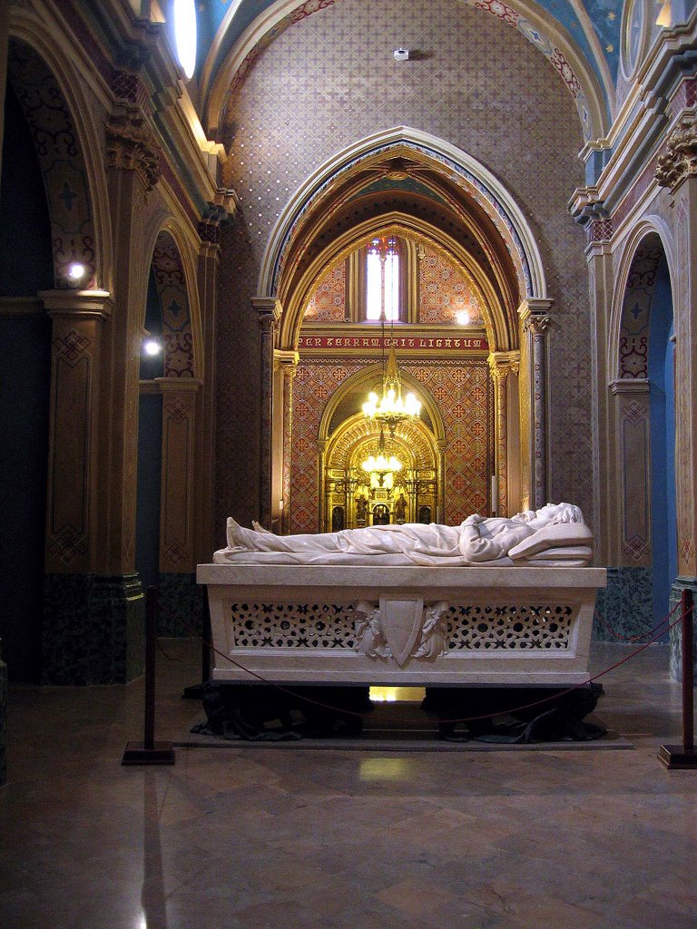 Amantes de Teruel en la Iglesia de San Pedro by Pablo Vazquez Moral